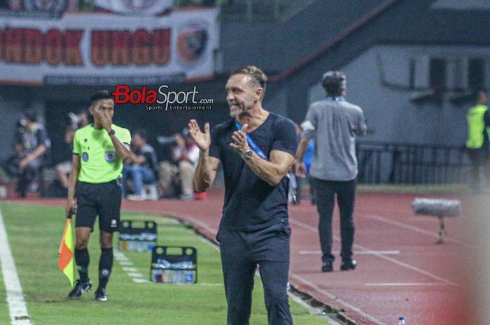 Pelatih Persija Jakarta, Thomas Doll, sedang menberikan intruksi kepada para pemainnya saat bertanding di Stadion Patriot Candrabhaga, Bekasi, Jawa Barat, Minggu (24/9/2023).