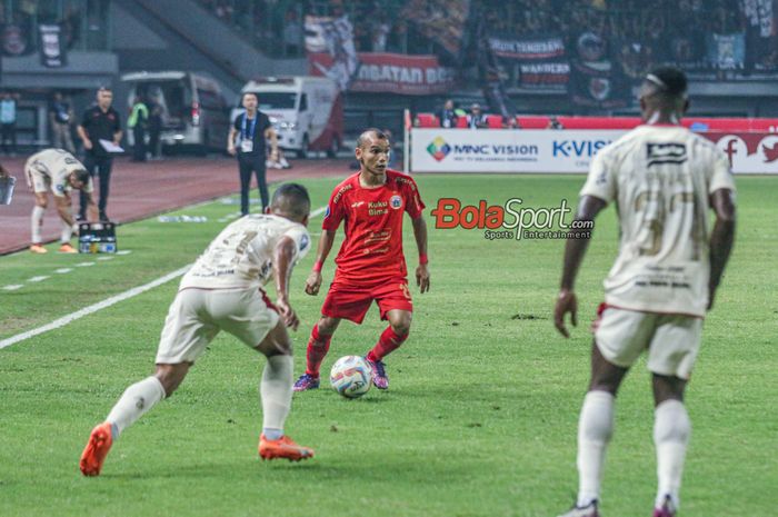 Riko Simanjuntak (tengah) sedang menguasai bola dalam laga pekan ke-13 Liga 1 2023 antara Persija Jakarta versus Bali United di Stadion Patriot Candrabhaga, Bekasi, Jawa Barat, Minggu (24/9/2023).