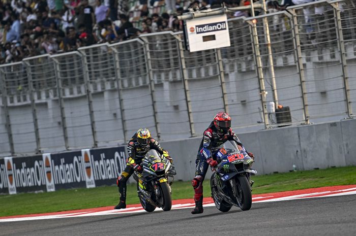 Pembalap Monster Energy Yamaha, Fabio Quartararo (kanan), bersaing dengan Marco Bezzecchi dari Mooney VR46 saat sprint MotoGP India di Sirkuit Buddh, Uttar Pradesh, India, 23 September 2023.