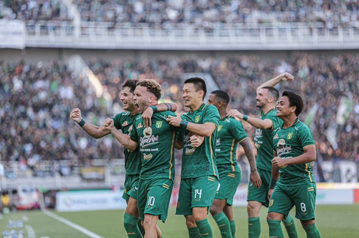 Selebrasi gol ketiga Persebaya Surabaya yang dicetak oleh Ze Valente saat lawan Arema FC pada Sabtu (23/9/2023) di Stadion Gelora Bung Tomo, Surabaya