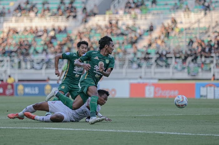 Suasana pertandingan Persebaya Surabaya lawan Arema FC pada Sabtu (23/9/2023) di Stadion Gelora Bung Tomo, Surabaya