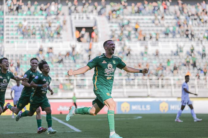 Selebrasi gol kedua Persebaya Surabaya yang dicetak oleh Dusan Stevanovic saat melawan Arema FC pada Sabtu (23/9/2023) di Stadion Gelora Bung Tomo, Surabaya.