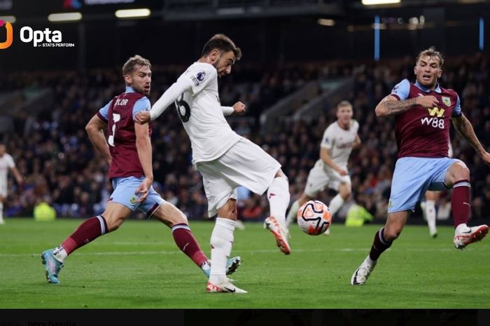 Pemain Man United, Bruno Fernandes, cetak gol super mirip Robin van Persie lewat tembakan voli saat hadapi Burnley pada duel Liga Inggris (23/9/2023).