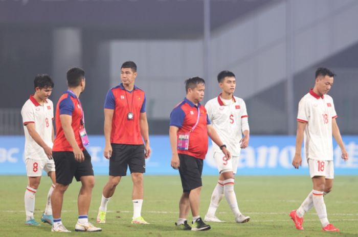 Sejumlah pemain dan ofisial Timnas U-24 Vietnam berjalan lesu setelah disingkirkan Arab Saudi dalam duel terakhir Grup B Asian Games 2022 di Hangzhou, China, Minggu (24/9/2023).