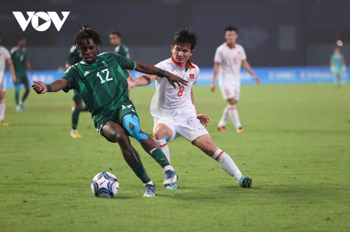 Gelandang Timnas U-24 Vietnam Nguyen Duc Phu (kanan) coba menembus bek Arab Saudi Zakaria Siraj Hawsawi dalam duel Grup  B Asian Games 2022 di Hangzhou, China, Minggu (24/9/2023).