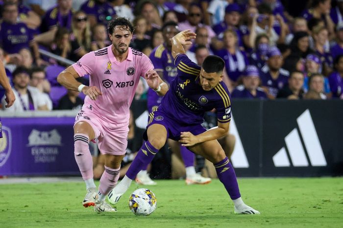 Leonardo Campana (kiri) beraksi dalam duel Inter Miami vs Orlando City pada lanjutan MLS (24/9/2023). Inter Miami gagal menang saat tampil tanpa tiga mantan bintang Barcelona, termasuk Lionel Messi.