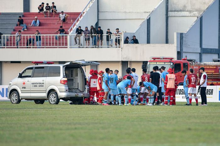 Striker Persela Lamongan, Silvio Escobar mendapat perawatan medis usai kolaps di akhir laga lawan Persekat Tegal, Senin (25/9/2023).