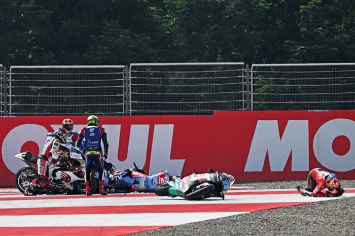 Lima pembalap terlibat kecelakaan di tikungan pertama saat balapan Moto2 India di Sirkuit Buddh, Uttar Pradesh, India, 24 September 2023. Tampak dalam gambar Celestino Vietti (paling kanan) mengerang kesakitan.