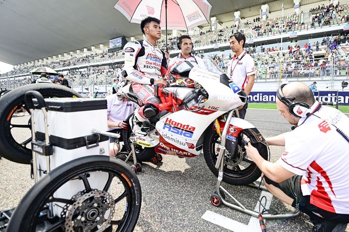 Pembalap Indonesia, Mario Suryp Aji, bersama manajer tim Honda Team Asia (ke-2 dari kanan), jelang balapan Moto3 India 2023 di Sirkuit Buddh, Uttar Pradesh, India, Minggu, 24 September 2023.