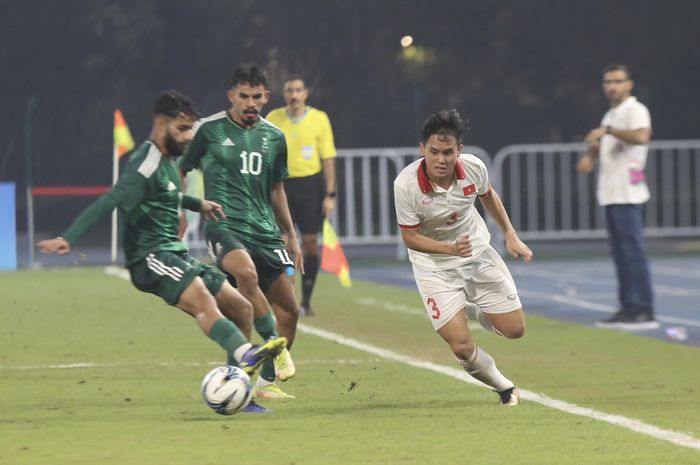 Timnas U-24 Vietnam (putih) menelan kekalahan 1-3 melawan Arab Saudi di laga terakhir Grup B Asian Games 2022.