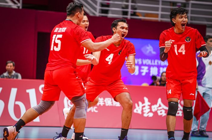 Tim voli putra Indonesia menghadapi China pada babak 12 besar Asian Games 2022 di LSC Gymnasium, Hangzhou, China, Jumat (22/9/2023)