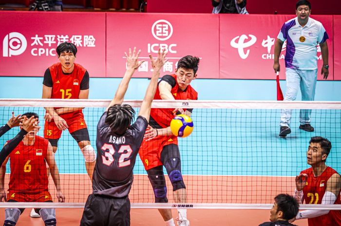 Timnas bola voli indoor China menghadapi Jepang pada semifinal Asian Games 2022 di Linping Sports Center Gymnasium, Senin (25/9/2023).