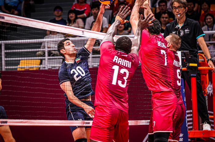 Outside hitter Iran, Shahrooz Homayonfarmanesh, melakukan spike saat memperkuat timnya dalam pertandingan menghadapi Qatar di semifinal Asian Games 2022 di Linping Sports Centre Gymnasium, Hangzhou, China, 25 September 2023.