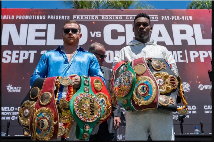 Raja tinju kelas menengah super, Canelo Alvarez (kiri) diramal kalah dari calon lawannya, Jermell Charlo (kanan) oleh eks pelatih Manny Pacquiao, Freddie Roach.