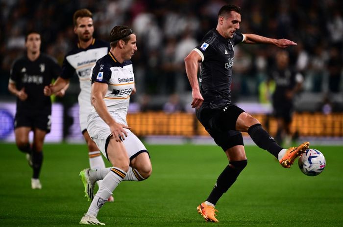 Penyerang Juventus, Arkadiusz Milik (kanan), cetak gol dalam duel kontra Lecce pada pekan keenam Liga Italia di Allianz Stadium Turin (26/9/2023).