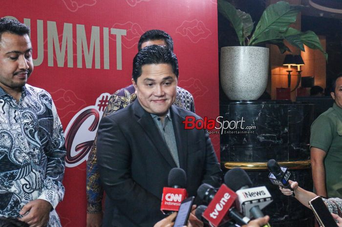 Ketua Umum PSSI, Erick Thohir, sedang memberikan keterangan kepada awak media saat ditemui di JW Marriot, Kuningan, Jakarta, Rabu (27/9/2023).