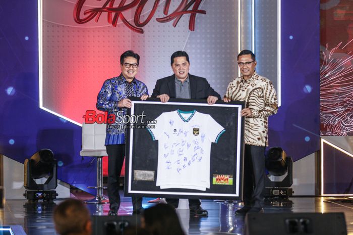 Ketua Umum PSSI, Erick Thohir, sedang berfoto dengan rekan kerja dalam acara PSSI Partner Summit di JW Marriot, Kuningan, Jakarta, Rabu (27/9/2023).