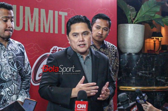 Ketua Umum PSSI, Erick Thohir, berbicara soal permasalahan wasit Liga 1 yang kembali menjadi sorotan karena kepemimpinan di Lapangan. Tanggapan ini diungkapkan seusai acara Partner Summit PSSI di JW Marriot, Kuningan, Jakarta, Rabu (27/9/2023).