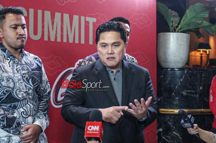 Ketua Umum PSSI, Erick Thohir, sedang memberikan keterangan kepada awak media saat ditemui di JW Marriot, Kuningan, Jakarta, Rabu (27/9/2023).