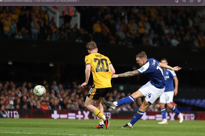 Klub Elkan Baggot, Ipswich Town, berhasil lolos ke babak 16 besar Piala Liga Inggris 2023-2024 usai mengalahkan Wolverhampton Wanderers.