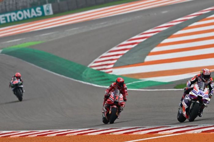 Suasana balapan MotoGP India 2023, dari depan: Jorge Martin (Prima Pramac Racing), Francesco Bagnaia (Ducati Lenovo), dan Fabio Quartararo (Monster Energy Yamaha)