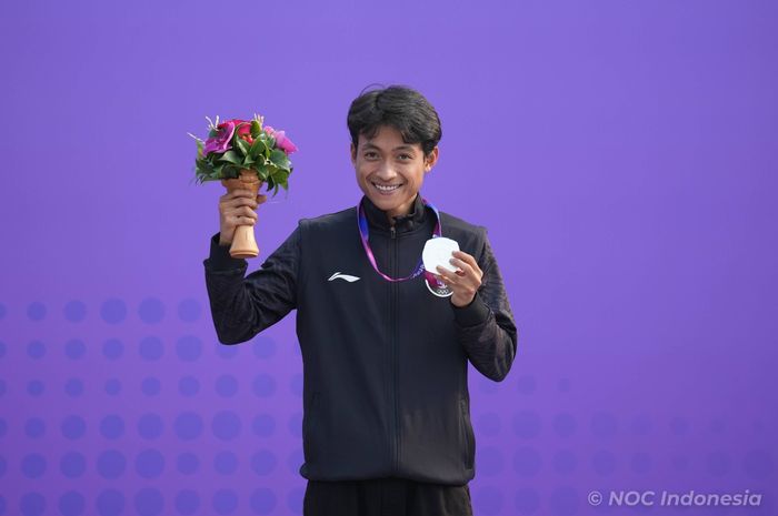 Skateboarder putra Indonesia, Sanggoe Darma Tanjung, berpose dengan medali perak 100 meter mens street Asian Games 2022 di Qiantang Roller Sports Center, Hangzhou, China, Rabu (27/9/2023).