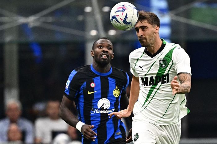 Bek Sassuolo, Mattia Viti, berebut bola dengan penyerang Inter Milan, Marcus Thuram, pada giornata 6 Liga Italia 2023-2024 di Stadion Giuseppe Meazza, Rabu (27/9/2023).