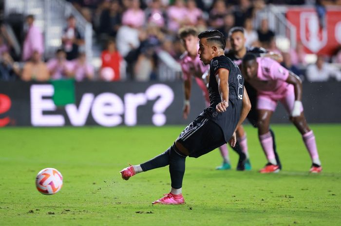 Gelandang Houston Dynamo, Amine Bassi, mencetak gol tendangan penalti pada laga Final US Open Cup melawan Inter Miami di Stadion DRV PNK, Kamis (28/9/2023).