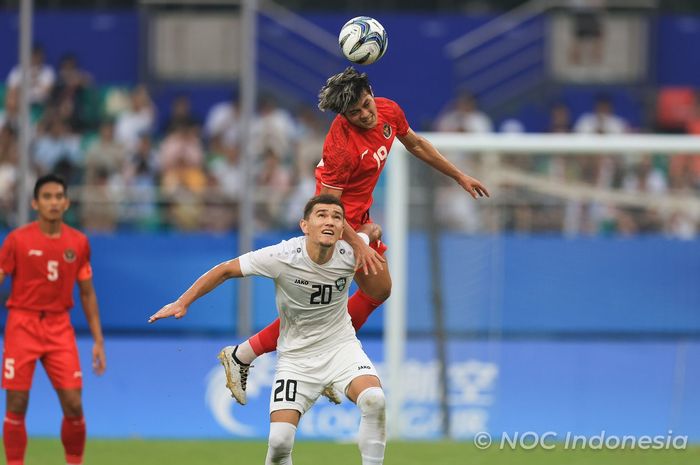 Suasana pertandingan timnas U-24 Indonesia melawan Uzbekistan dalam laga babak 16 besar Asian Games 2022 di Shangcheng Sports Centre Stadium, Hangzhou, China, Kamis (28/9/2023).