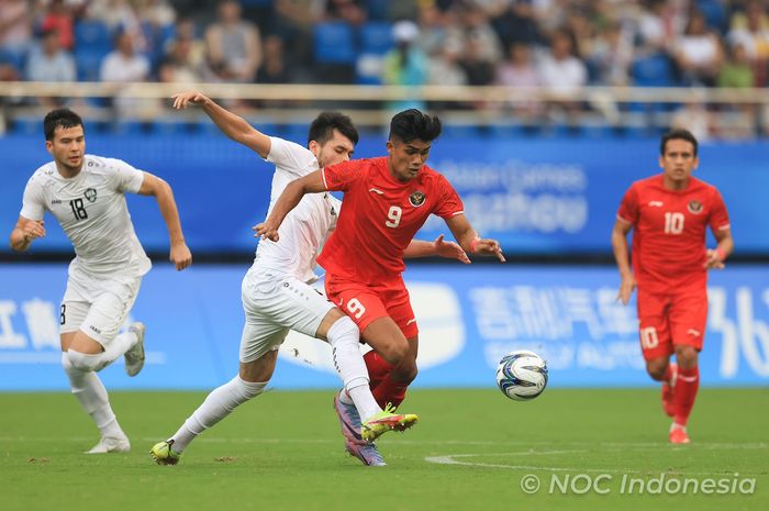 Penyerang timnas U-24 Indonesia Ramadhan Sananta dalam laga melawan Uzbekistan di babak 16 besar Asian Games 2022. Timnas gugur, rekor pencapaian tertinggi skuad Garuda di pentas ini tetap dipegang generasi era 1958.