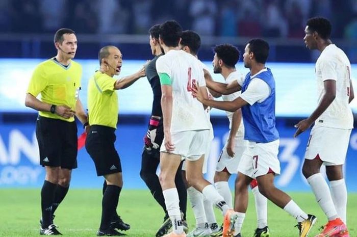 Para pemain Qatar mengerubungi wasit usai kalah dari China di babak 16 besar Asian Games 2022.