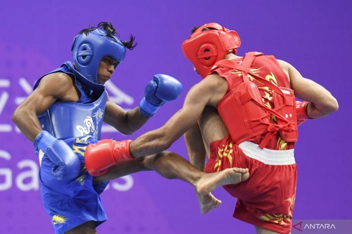 Atlet wushu Indonesia, Samuel Marbun (kiri) menghadapi Afshini Salimi dari Iran pada final sanda 65kg putra di Xiaoshan Guali Sport Centre, Hangzhou, China, Kamis, 28 September 2023