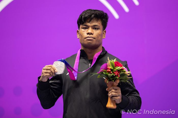 Atlet wushu Indonesia, Samuel Marbun, meraih medali perak pada kategori sanda 65kg putra