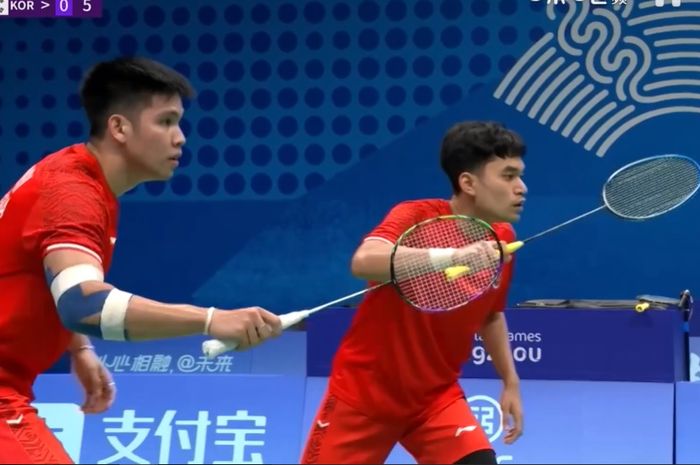 Ganda putra Indonesia, Leo Rolly Carnando/Daniel Marthin saat beraksi pada babak perempat final beregu putra bulu tangkis Asian Games 2022 antara Indonesia vs Korea Selatan, di Binjiang Gymnasium, Hangzhou, China, Jumat (29/9/2023)