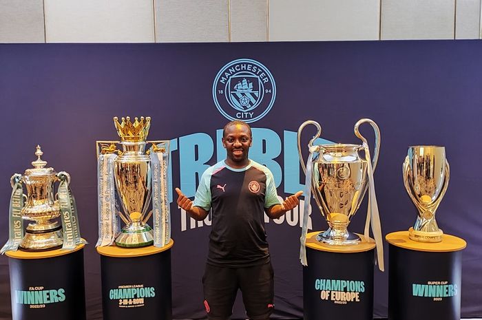 Shaun Wright-Phillips bersama trofi treble Manchester City plus Piala Super Eropa hadir di Indonesia.