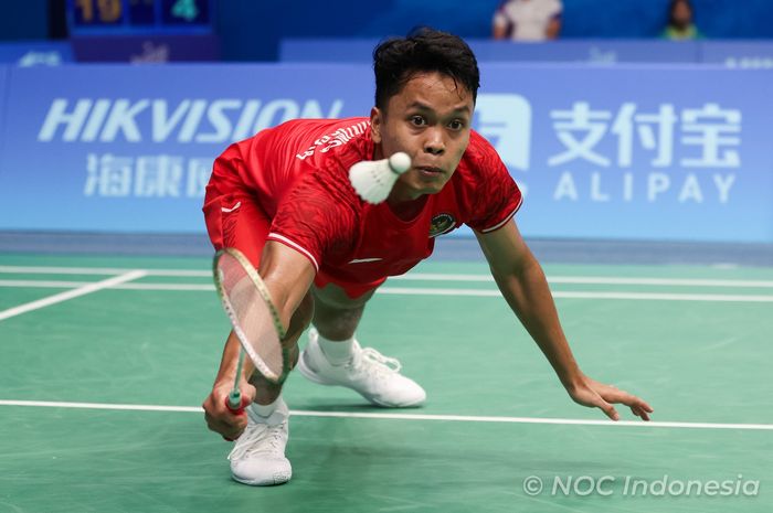 Pebulu tangkis tunggal putra Indonesia, Anthony Sinisuka Ginting, pada partai pertama beregu putra Asian Games 2022 melawan Korea Selatan di Binjiang Gymnasium, Hangzhou, China, Jumat (29/9/2023).