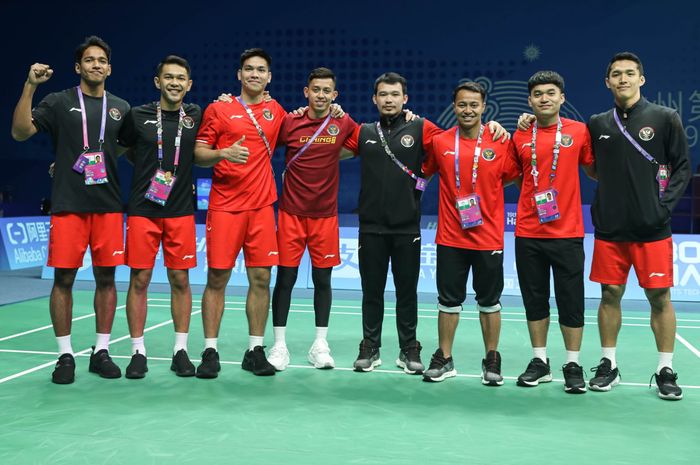 Tim bulu tangkis putra Indonesia berpose menjelang perempat final Asian Games 2022 melawan Korea Selatan di Binjiang Gymnasium, Hangzhou, China, Jumat (29/9/2023).