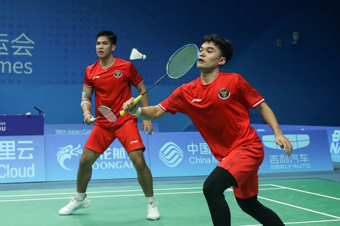 Pasangan ganda putra Indonesia, Leo Rolly Carnando/Daniel Marthin, pada babak partai keempat beregu Asian Games 2022 melawan Korea Selatan di Binjiang Gymnasium, Hangzhou, China, Jumat (29/9/2023).