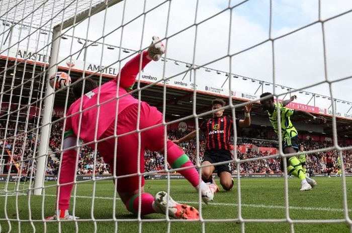 Winger Arsenal, Bukayo Saka, mencetak gol ke gawang Bournemouth pada pekan ke-7 Liga Inggris, Sabtu (30/9/2023) di Vitality Stadium.