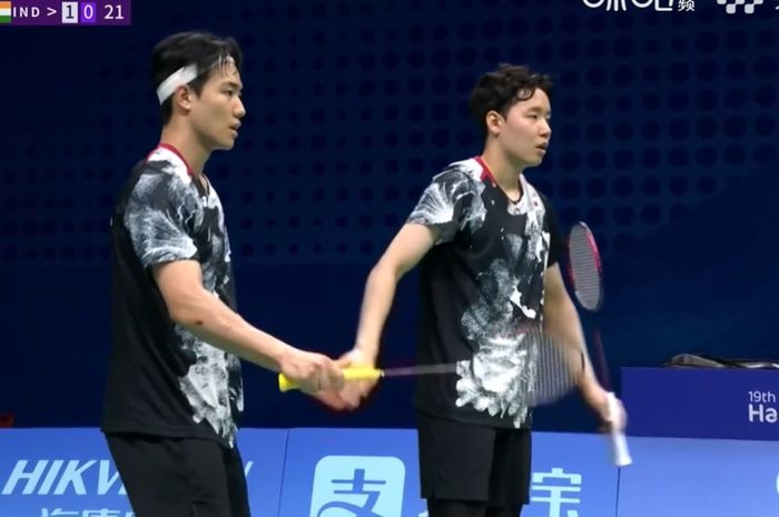 Ganda putra Korea Selatan, Kang Min-hyuk/Seo Seung-jae saat tampil pada semifinal beregu putra bulu tangkis Asian Games 2022 melawan India, di Binjiang Gymnasium, Hangzhou, China, Sabtu (30/9/2023)