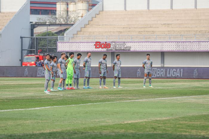 Skuat Persebaya Surabaya sedang mengheningkan cipta Tragedi Kanjuruhan jelang berlaga pada pekan ke-14 Liga 1 2023 melawan Dewa United di Stadion Indomilk Arena, Tangerang, Banten, Sabtu (30/9/2023).