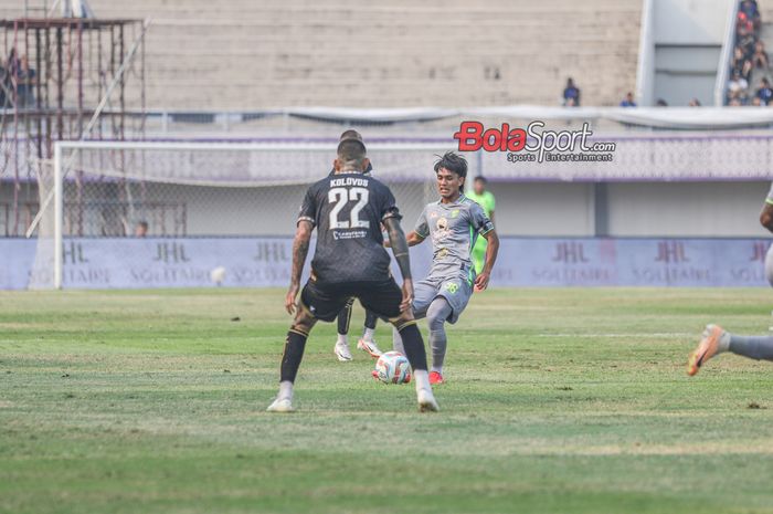 Ripal Wahyudi (kanan) sedang menguasai bola dalam laga pekan ke-14 Liga 1 2023 antara Dewa United versus Persebaya Surabaya di Stadion Indomilk Arena, Tangerang, Banten, Sabtu (30/9/2023).