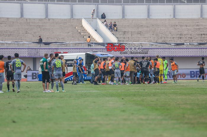 Momen pemain Dewa United bernama Ady Setiawan dibawa mobil ambulance setelah berbenturan dalam laga pekan ke-14 Liga 1 2023 melawan Persebaya Surabaya di Stadion Indomilk Arena, Tangerang, Banten, Sabtu (30/9/2023).