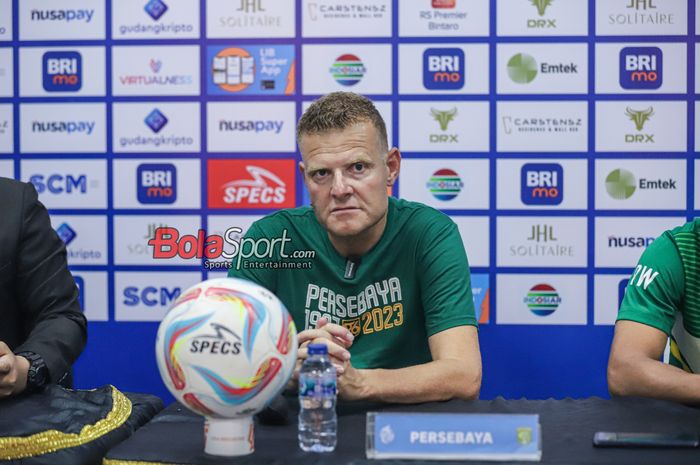 Pelatih Persebaya Surabaya, Josep Gombau Balague, sedang memberikan keterangan kepada awak media di Stadion Indomilk Arena, Tangerang, Banten, Sabtu (30/9/2023).