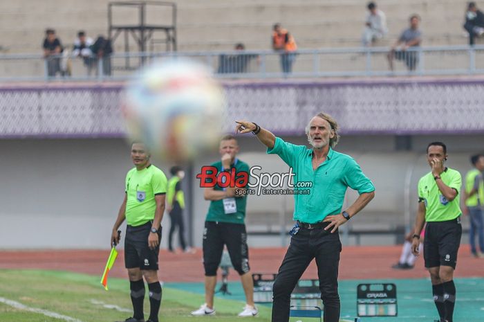 Pelatih Dewa United, Jan Olde Riekerink, sedang memberikan intruksi kepada para pemainnya saat bertanding di Stadion Indomilk Arena, Tangerang, Banten, Sabtu (30/9/2023).