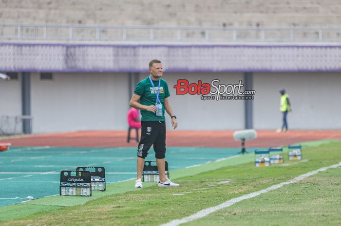 Pelatih Persebaya Surabaya, Josep Gombau Balague, sedang memantau para pemainnya bertanding di Stadion Indomilk Arena, Tangerang, Banten, Sabtu (30/9/2023).