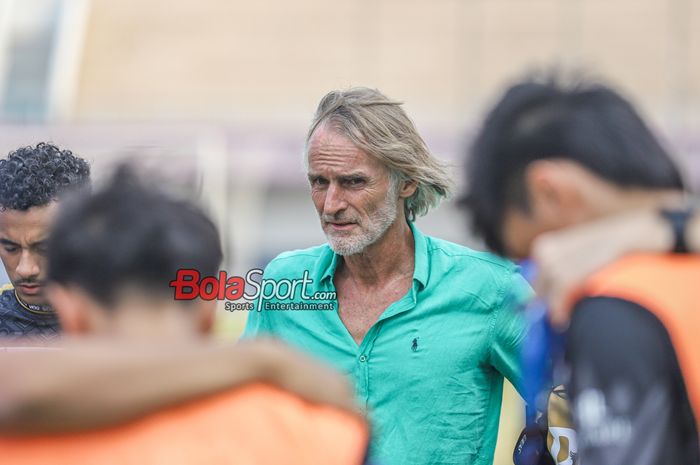 Pelatih Dewa United, Jan Olde Riekerink, sedang memberikan intruksi kepada para pemainnya saat bertanding di Stadion Indomilk Arena, Tangerang, Banten, Sabtu (30/9/2023).