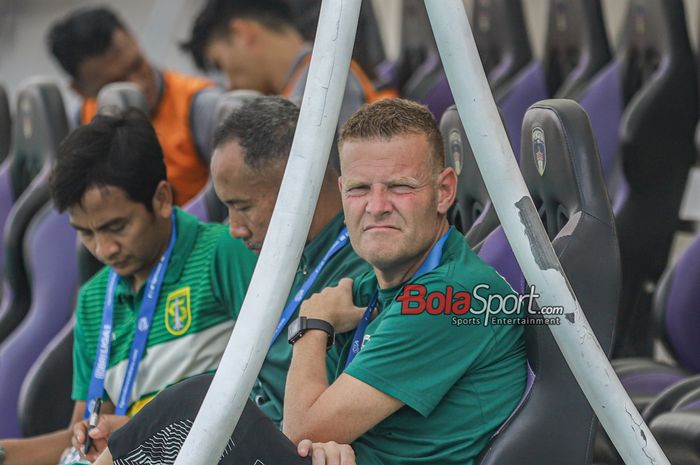 Pelatih Persebaya Surabaya, Josep Gombau Balague, sedang memantau para pemainnya bertanding di Stadion Indomilk Arena, Tangerang, Banten, Sabtu (30/9/2023).