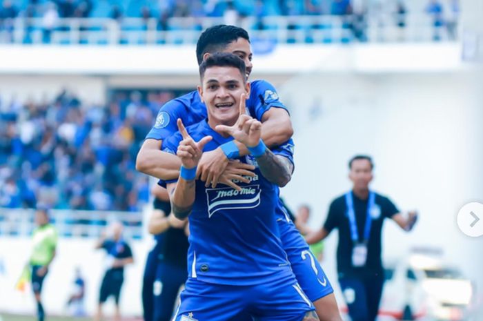 Pemain PSIS Semarang Gali Freitas saat selebrasi setelah mencetak gol ke gawang PSM Makassar dalam laga pekan ke-14 Liga 1 2023/2024 di Stadion Jatidiri, Semarang, Sabtu (30/9/2023)