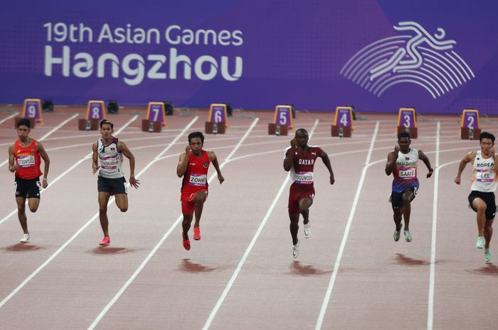 Pelari Indonesia, Lalu Muhammad Zohri (ketiga dari kiri) melesat memimpin kualifikasi heat ke-5 nomor 100 meter putra Asian Games Hangzhou 2022 di Hangzhou Olympic Sports Centre Stadium, China, Jumat (29/9/2023). Zohri mencatatkan waktu 10.22 detik.